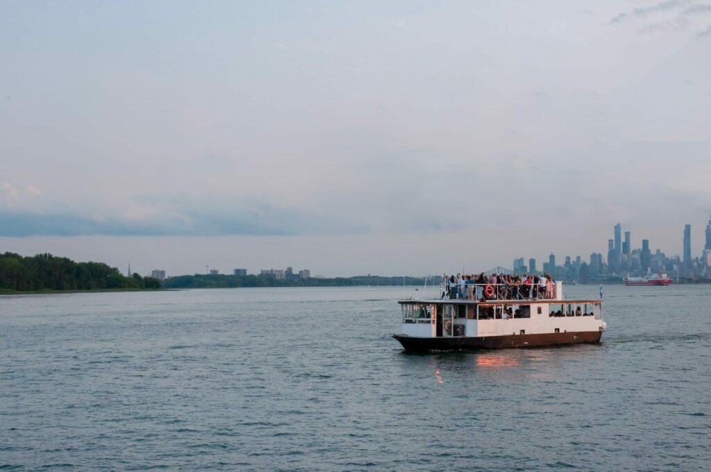 Navark Longueuil V sur le Saint Laurent
