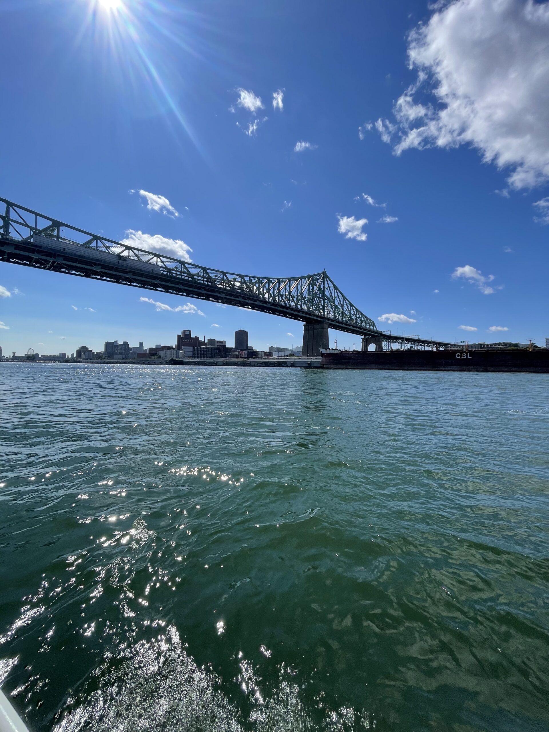 Pont Jacques Cartier depuis le fleuve Saint-Laurent