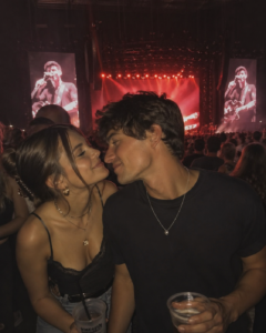 Date Tinder in concert